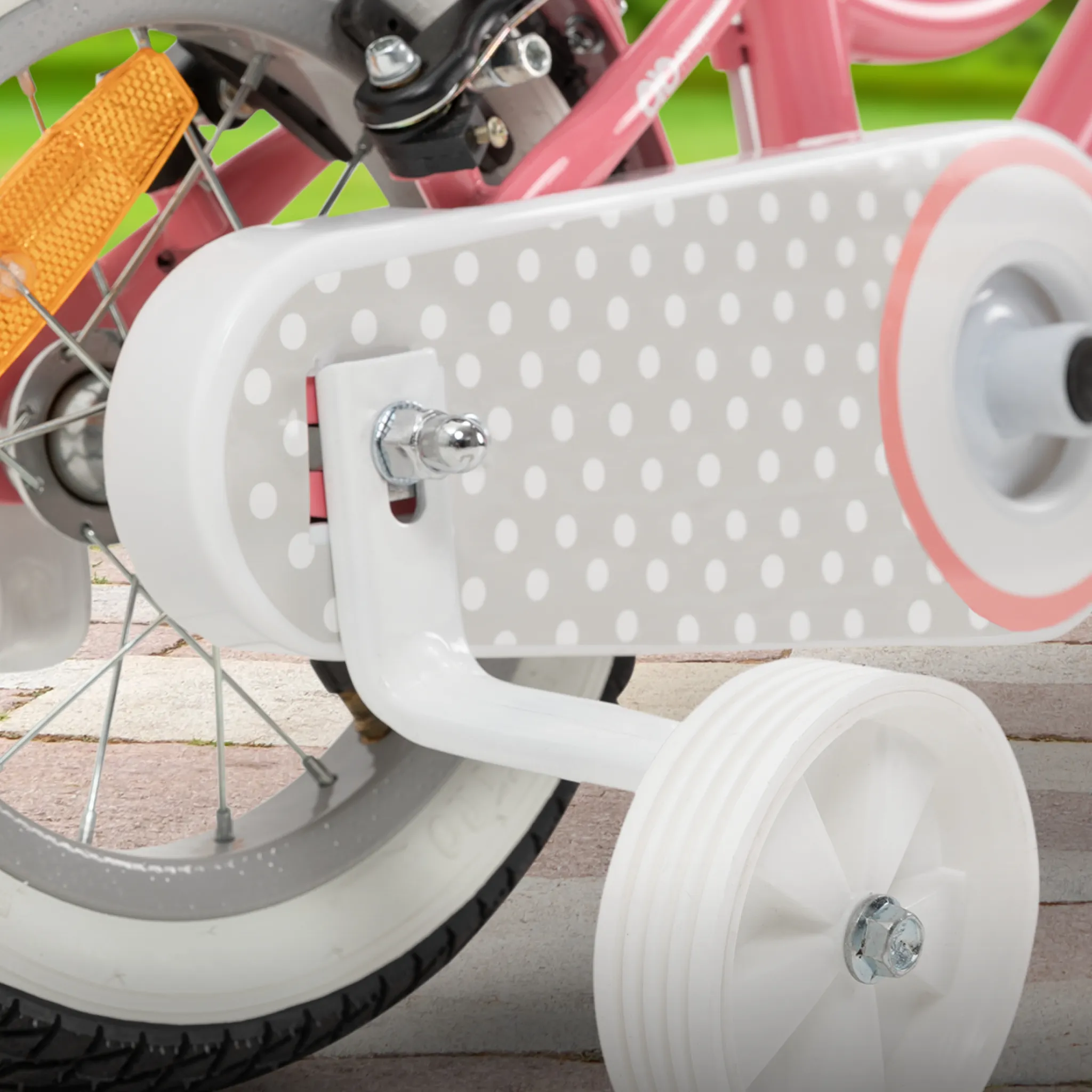 Kinderhand betätigt die Klingel des Kinderfahrrads, vergrößerter Kettenschutz